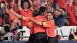 Boudewijn Zenden est félicité pour avoir marqué le but de la victoire pour les Pays-Bas