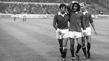 Tony Dunne (links) mit seinen Manchester-United-Teamkollegen George Best und Bobby Charlton.