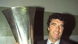 Dino Zoff con el título de la Copa de la UEFA