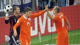 Klaas-Jan Huntelaar (à esquerda) comemora com Arjen Robben o primeiro da Holanda