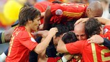 Los jugadores de España celebran el gol de David Villa