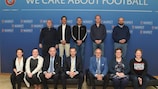 O Presidente da UEFA, Aleksander Čeferin, (em frente, ao centro) encontra-se com grupos de adeptos em Nyon, em Abril de 2017
