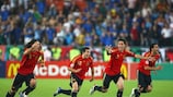 I calciatori spagnoli festeggiano il trionfo ai rigori sull'Italia a Vienna