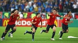 Los jugadores de España celebran el triunfo en Viena