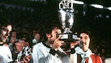 Panenka ergue o troféu no EURO '76