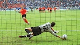 Francesco Toldo para il rigore di Paul Bosvelt a EURO 2000