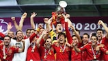 Le capitaine de l'Espagne, Iker Casillas, brandit le trophée entouré de ses coéquipiers