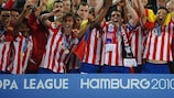 Atlético lift the trophy in Hamburg