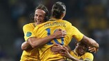 Zlatan Ibrahimović (Suecia) celebra un gol con Jonas Olsson y Martin Olsson