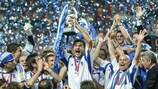 Traianos Dellas com o troféu após a vitória da Grécia na final do EURO 2004