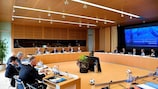 Uma reunião do Comité de Licenciamento de Clubes da UEFA na Casa do Futebol Europeu, em Nyon