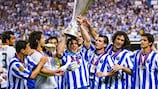 Deco ergue o troféu da Taça UEFA após realizar uma exibição fantástica em Sevilha na vitória do Porto