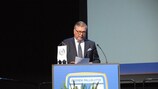 Ari Lahti, le président de l’Association finlandaise de football, s'adresse à l'assemblée après sa réélection.