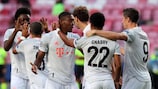 "Бавария" празднует первый из восьми голов в матче с "Барселоной"