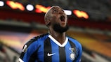 Romelu Lukaku festeja depois de fechar a goleada do Inter