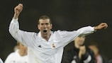 Zinédine Zidane festeggia il gol nella finale del 2002