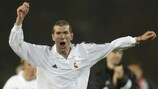 Zinédine Zidane celebra el título logrado en 2002 con el Real Madrid