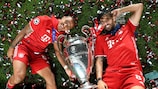 Thiago Alcântara and Javi Martínez relax after Bayern's final win