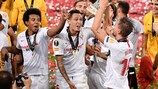  Jules Koundé, Lucas Ocampos y Luuk de Jong celebran el título del Sevilla