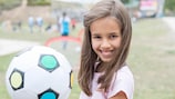 Sara aus Portugal ist eine von 18 Kindern aus ganz Europa, die mithelfen durften, den offiziellen UEFA-Superpokal-Ball 2020 zu gestalten