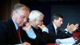 Der UEFA-Jira-Ausschuss bei einem Treffen im portugiesischen Cascais im April 2008. Von links nach rechts: Ausschussmitglied Jozef Vengloš, Per Ravn Omdal (Kommission für Entwicklung und technische Unterstützung) und Andy Roxburgh, Technischer Direktor der UEFA.