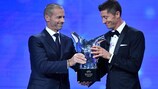 Роберт Левандовски получает награду Лучшему футболисту сезона 2019/20 по версии УЕФА
