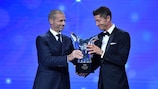 Robert Lewandowski wird als UEFA Spieler des Jahres 2020 geehrt.