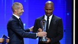 Didier Drogba erhält von Aleksander Čeferin die Auszeichnung des UEFA-Präsidenten.