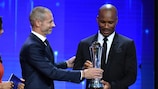 Didier Drogba reçoit la Distinction du président de l’UEFA des mains d’Aleksander Čeferin.