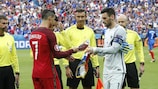 Cristiano Ronaldo und Hugo Lloris vor dem Endspiel der UEFA EURO 2016 zwischen Portugal und Frankreich