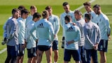 Luis Enrique se dirige a sus jugadores durante el entrenamiento de España