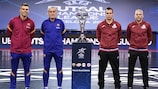 Los entrenadores y capitanes de Barça y Murcia pusan junto al trofeo en la previa de la final