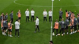 Joachim Löw hablando con los jugadores de Alemania durante el entrenamiento