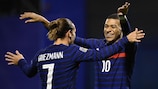 Griezmann y Mbappé celebran uno de los goles de Francia