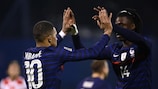 Kylian Mbappe festeja com o médio Eduardo Camavinga o golo da vitória da França