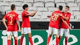 Darwin Nuñez (segundo à esquerda) festeja após marcar o golo que permitiu ao Benfica empatar com o Rangers