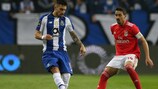 Alex Telles (Porto) e André Almeida (Benfica) no confronto da época passada