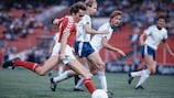 O dinamarquês Allan Simonsen remata durante o amigável em 1982 contra a Finlândia, em Copenhaga