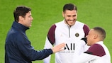Il tecnico del Paris Saint-Germain, Mauricio Pochettino, parla con Mauro Icardi e Kylian Mbappé al Camp Nou