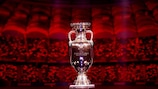 O troféu Henri Delaunay após o sorteio do EURO 2020Getty Images