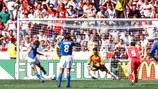 Filippo Inzaghi marque face à  Rustu Recber à l'EURO 2000 à Arnhem