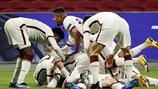 I giocatori della Roma festeggiano il gol della vittoria