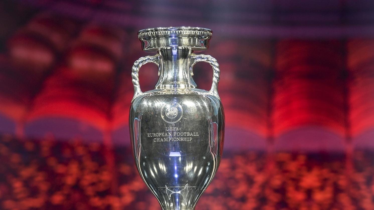 Osem hostiteľov UEFA EURO 2020 potvrdzuje zápasy s divákmi |  Majstrovstvá Európy vo futbale 2020