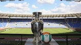 El trofeo de la UEFA EURO en el Olimpico en Roma