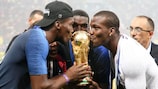 Paul Pogba merayakan kemenangan Piala Dunia bersama saudara Florentine dan Matthias 
