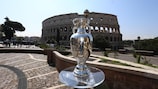 Il trofeo a Roma, davanti al Colosseo 