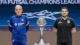 Il tecnico del Barça Andreu Plaza e quello dello Sporting Nuno Dias con il trofeo