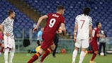 Edin Džeko della Roma recupera il pallone dopo aver realizzato il gol del momentaneo 1-1 contro il Manchester United all'Olimpico