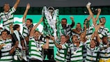 Os jogadores do Sporting festejam com o troféu após garantirem a conquista da Liga portuguesa de 2020/21