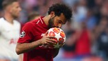 Mohamed Salah embrasse le ballon avant de marquer sur penalty face à Tottenham
